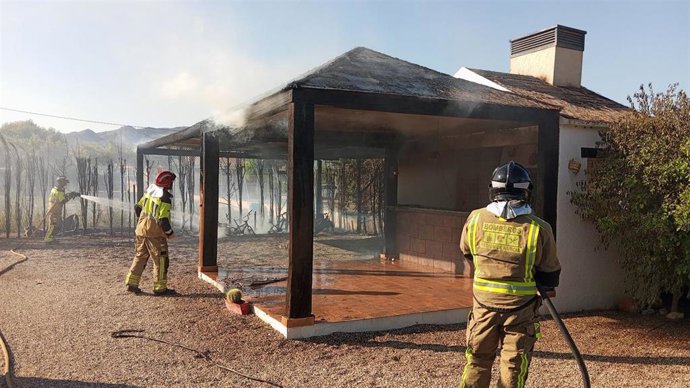 Bomberos de Consorcio sofocan el incendio de una barbacoa ubicada en el porche de una vivienda en Lorca