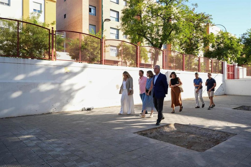 El alcalde de Sevilla, José Luis Sanz,en una visita a las obras que el Ayuntamiento de Sevilla está realizando en el CEIP Calvo Sotelo de la calle Arroyo.