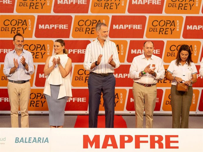 El Rey Felipe VI ha presidido la entrega de los premios a los campeones de la regata de vela 43ª Copa del Rey MAPFRE