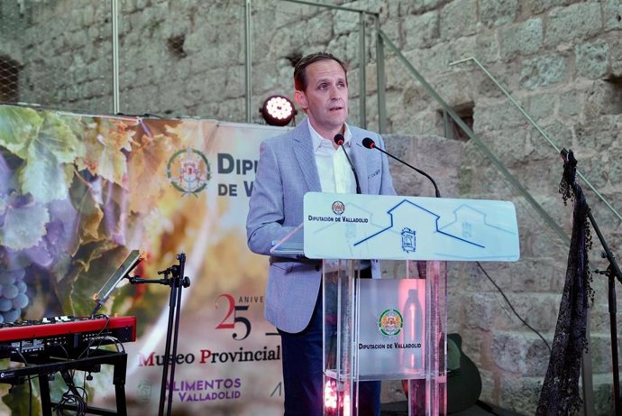 El presidente de la Diputación de Valladolid, Conrado Íscar, clausura el acto institucional del 25 aniversario del Museo Provincial del Vino en Peñafiel