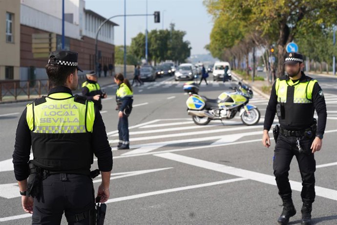 Archivo - Policías locales durante el corte de tráfico debido a la tractorada. A 6 de febrero de 2024, en Sevilla, (Andalucía, España)