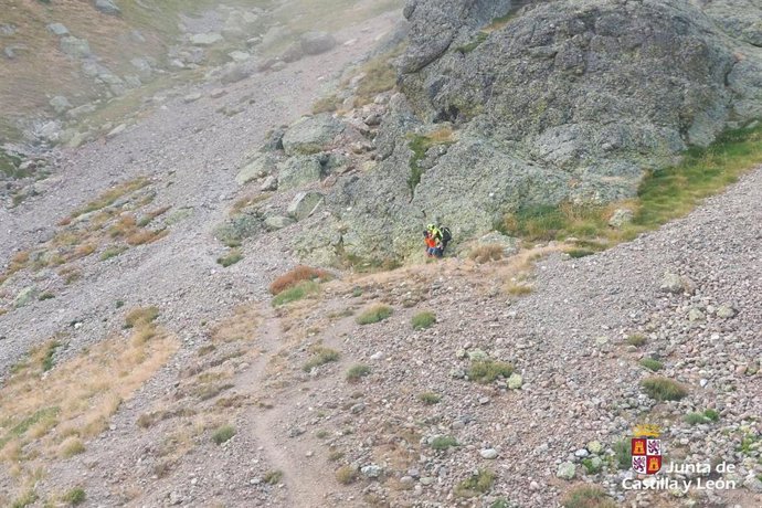 El Grupo de Rescate y Salvamento de la Junta de Castilla y León auxilia a un montañero exhausto en el pico Curavacas (Palencia)