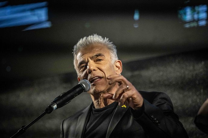 Archivo - Arquivo - 22 de março de 2025, Tel Aviv, Israel: O líder da oposição israelense Yair Lapid gesticula enquanto fala durante uma manifestação. Milhares de pessoas se manifestaram em Tel Aviv e em outros centros populacionais israelenses contra a d