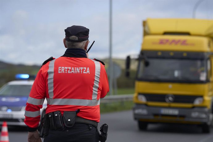 Archivo - Ertzaintza y Policía Local refuerzan la próxima semana los controles de velocidad en la red viaria de Euskadi 