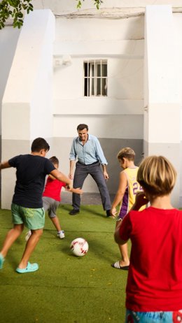 El alcalde de Cádiz, Bruno García, y la concejala de Juventud e Infancia, Gloria Bazán, visitan el desarrollo del Campamento Urbano que se está desarrollando en el Centro de Artes Escénicas de Arbolí
