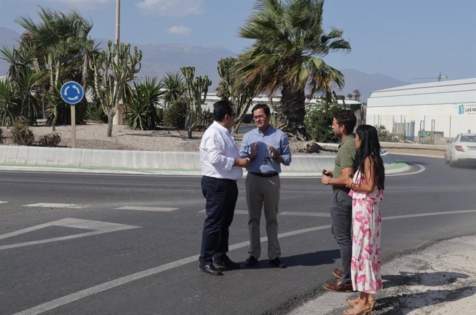 El diputado provincial de Fomento, Ángel Escobar, junto al alcalde de El Ejido, Francisco Góngora, durante la visita a la carretera AL-4300 a su paso por Balerma.