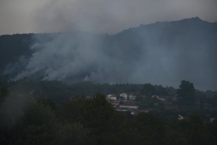 Vista del humo en la sierra, a 2 de agosto de 2025, en Vilardevós, Ourense, Galicia (España). El incendio declarado este sábado, 2 de agosto, en el municipio ourensano de Vilardevós continúa activo y ha calcinado ya 570 hectáreas.
