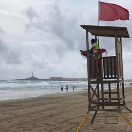 Archivo - Bandera roja en una pl<aya de Cartagena