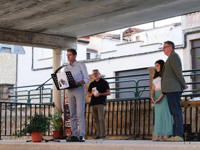 El presidente del Gobierno riojano entrega el IV Premio de Novela Corta 'Pueblo de Bobadilla'