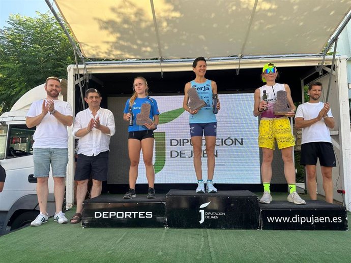 Paco Reyes ha entregado los trofeos a los ganadores de la XXI Carrera Urbana de Sierra Mágina 'Villa de Bedmar'.