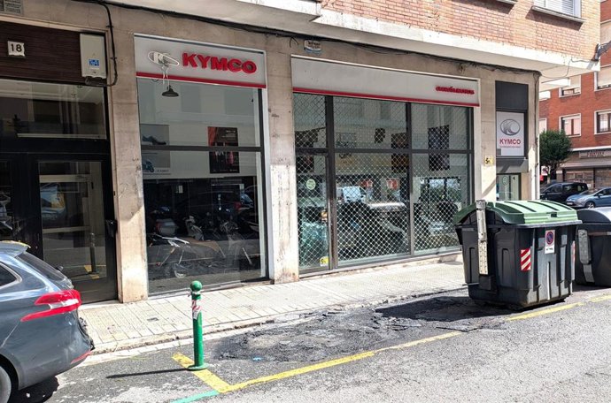 Concesionario de motos afectado por el incendio de dos contenedores en Bilbao