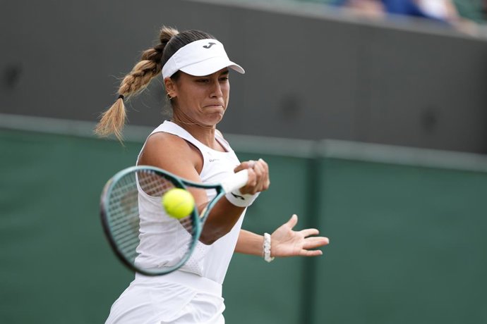 07 July 2025, United Kingdom, London: Spanish tennis player Jessica Bouzas Maneiro in action against Russian Liudmila Samsonova during their women's singles round of 16 match on day eight of the 2025 Wimbledon Championships at the All England Lawn Tennis 