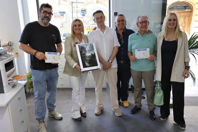 La capital convierte su centro histórico en una galería urbana con la segunda Ruta de Comercio 'Rincones de Granada'.