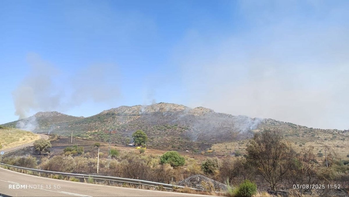 El Infoex desactiva el nivel 1 de peligrosidad en el incendio forestal de Benquerencia de la Serena