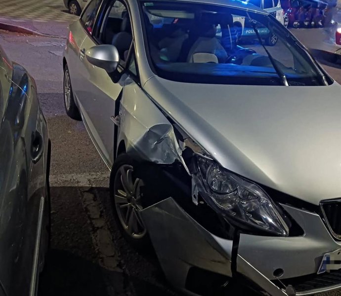 Vehículo que chocó contra una farola en Cuenca.