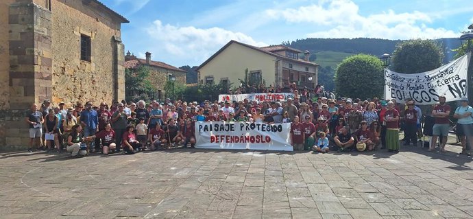 Centenas de pessoas marcham em Penagos contra o parque eólico de Benavieja