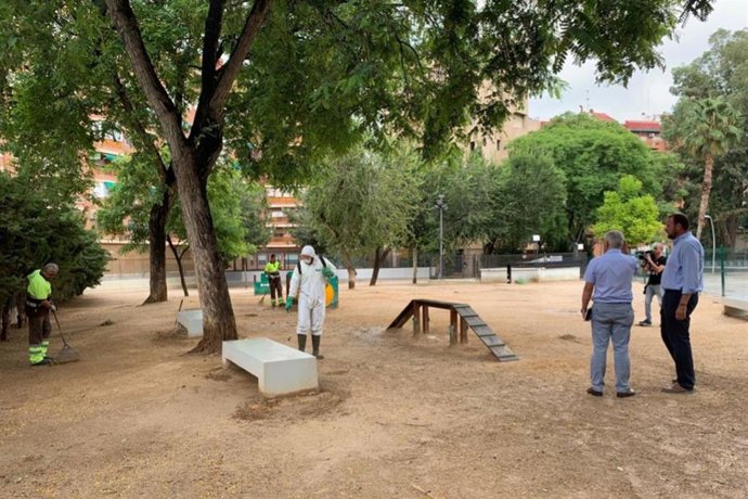 Murcia digitaliza el mapa del bienestar animal. El concejal de Desarrollo Urbano y Ciudad Inteligente, José Guillén, supervisa las labores de limpieza