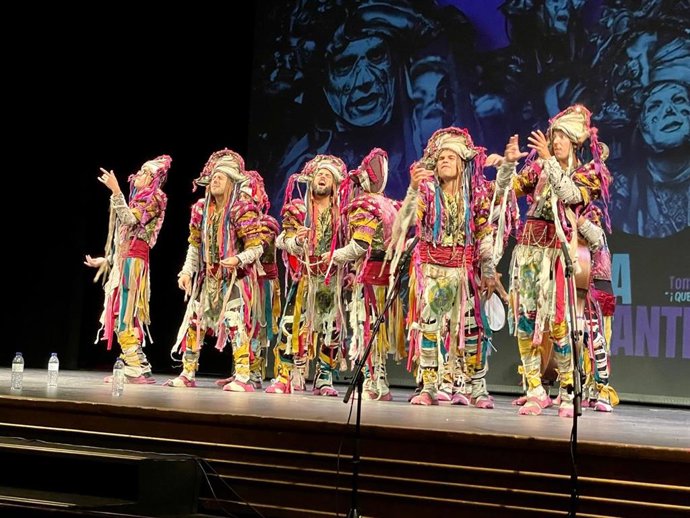 El Maestro Padilla acogió este sábado el 'Carnaval de Verano' con dos agrupaciones almerienses y dos gaditanas.