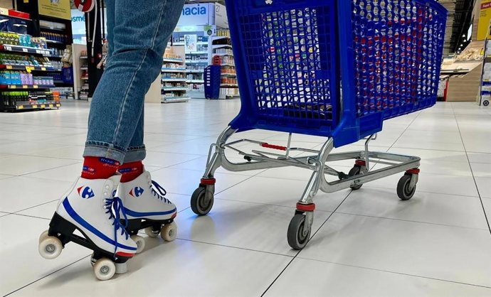 Carrefour permitirá "hacer la compra en patines", durante una hora al día, hasta el 31 de agosto
