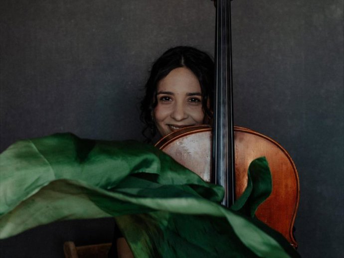 Archivo - La intérprete madrileña Iris Azquinezer.