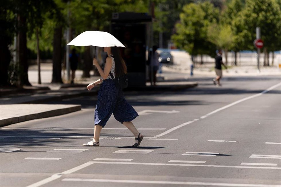 Una persona con un paraguas, a 16 de julio de 2025, en Madrid (España)