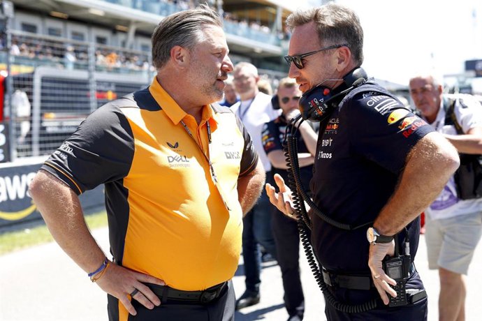 Archivo - Zak Brown, a la izquierda, junto a Christian Horner, a la derecha, durante el Gran Premio de Canadá 2022