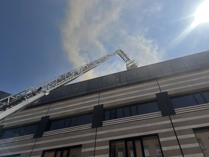 Un incendio en un local comercial en Ciudad Lineal provoca una gran columna de humo