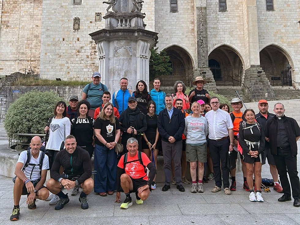 Peregrinos del Camino Medieval Lebaniego en el comienzo de la etapa en Santander
