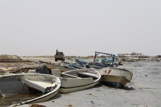 Archivo - (200401) -- HAJJAH, April 1, 2020 (Xinhua) -- A military vehicle runs past destroyed boats in Midi District of Hajjah province, Yemen, April 1, 2020. A large number of fishermen in northwest of Yemen suffer from harsh economic conditions as a re
