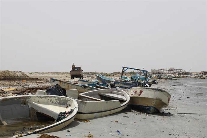 Archivo - (200401) -- HAJJAH, April 1, 2020 (Xinhua) -- A military vehicle runs past destroyed boats in Midi District of Hajjah province, Yemen, April 1, 2020. A large number of fishermen in northwest of Yemen suffer from harsh economic conditions as a re