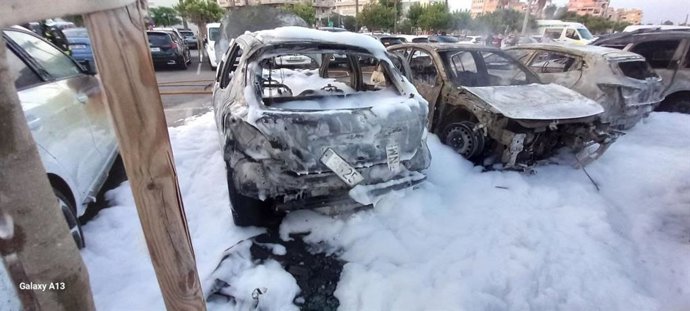 Imagen de algunos de los vehículos afectados por un incendio en un parking en Cala Millor