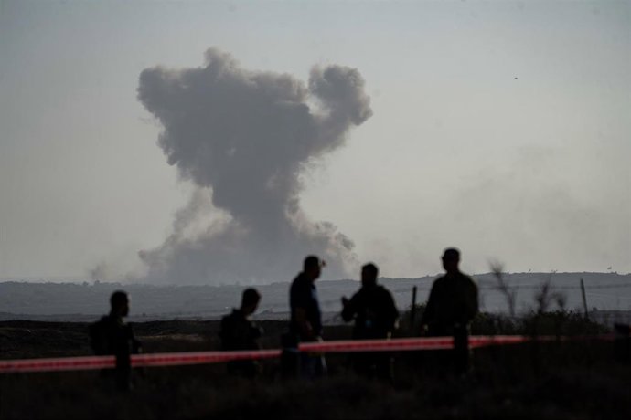 Imagen de archivo de colonos israelíes observando los ataques israelíes en la Franja de Gaza desde Israel