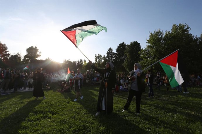 Archivo - Arquivo - 15 de maio de 2024, Atenas, Grécia: Manifestantes cantam slogans do lado de fora da embaixada israelense em Atenas. Protestos comemorando o próximo 76º aniversário da Nakba e pedindo um cessar-fogo em Gaza.
