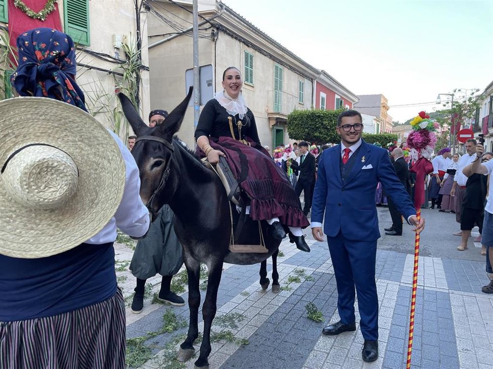 Andratx celebra la tradicional 'replegada de madones' dentro del marco de las fiestas de la Mare de Déu dels ngels
