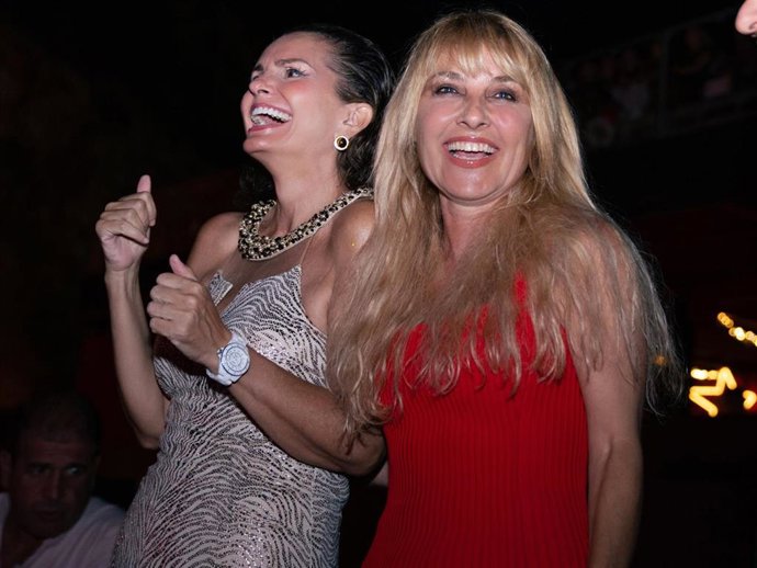 Cayetana Guillén Cuervo encabeza la lista de famosos que disfrutan del concierto de Natalia Lafourcade y Valeria Castro en Starlite