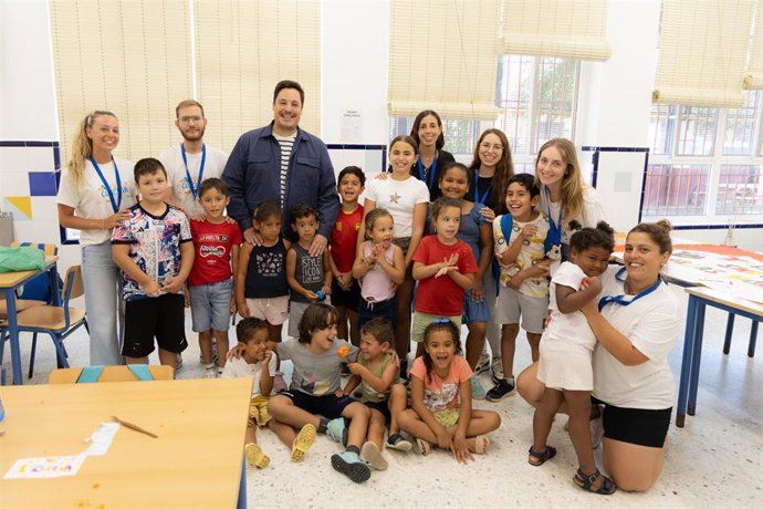 El delegado de Familias del Ayuntamiento de Sevilla, José Luis García, en su visita al colegio CEIP Arias Montano.