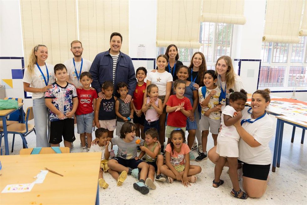 El delegado de Familias del Ayuntamiento de Sevilla, José Luis García, en su visita al colegio CEIP Arias Montano.