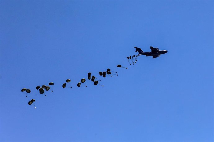 Imagen de archivo de lanzamiento aéreo de ayuda sobre Gaza 