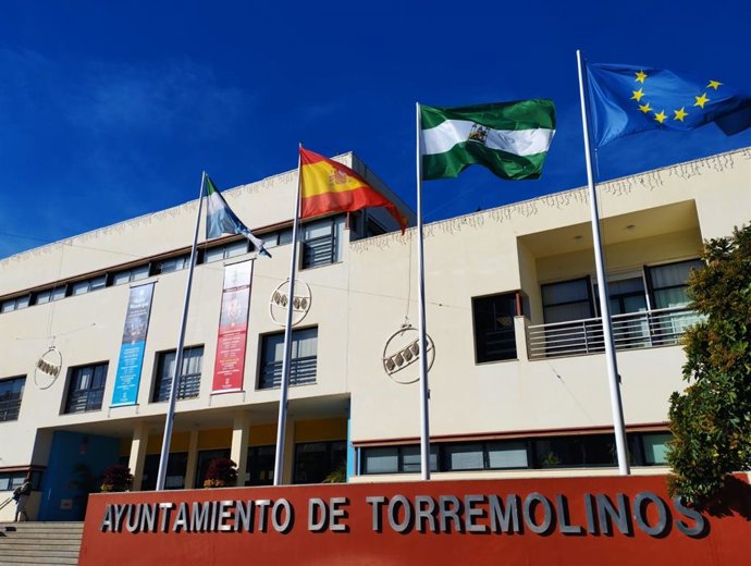 Archivo - Imagen de archivo de la fachada del Ayuntamiento de Torremolinos.