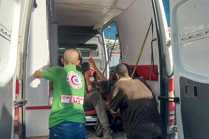 TERRITÓRIOS PALESTINOS, GAZA - 2 DE AGOSTO DE 2025: Paramédicos de ambulância trabalhando em Zikim, no norte de Gaza