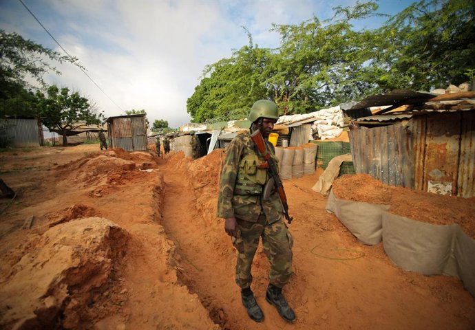 Archivo - November 23, 2011 - Mogadishu, Somalia - An African Union Mission in Somalia (AMISOM) Ugandan soldier walks through a trench along the frontline of the Yaaqshiid District, where AMISOM forces have pushed Al Shabaab militants November 23, 2011 ne