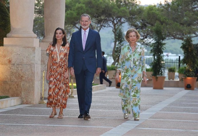 Archivo - Los Reyes, Don Felipe y Doña Letizia, y la Reina Doña Sofía reciben a las autoridades de Baleares y a una representación de la sociedad balear en el Palacio de Marivent, a 29 de julio de 2024, en Palma. Archivo.