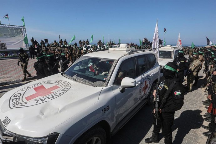 February 1, 2025, Gaza City, Gaza Strip, Palestinian Territory: Israeli hostage Keith Siegel being delivered to representatives of the International Committee of the Red Cross (ICRC) by fighters of the Ezz al-Din Al-Qassam brigades, the military wing of H