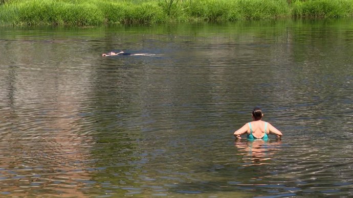 Archivo - Dos bañistas en el río de Leiro en plena ola de calor