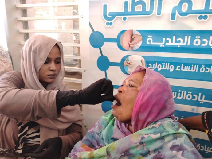 Archivo - OMDURMAN CITY (SUDAN), June 11, 2025  -- A health volunteer administers the cholera vaccine to a woman during a cholera vaccination campaign in Omdurman city, north of Khartoum, Sudan, on June 11, 2025. A cholera vaccination campaign was launche