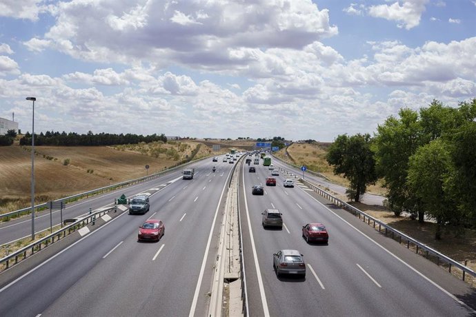 Archivo - Varios coches circulan, con motivo de la operación salida del puente de agosto, en la A5, a 14 de agosto de 2024, en Madrid (España). 