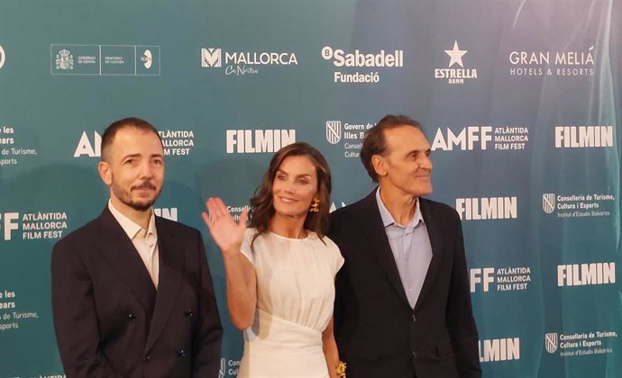 (I-D) El director del Atlàntida Mallorca Film Fest,  Jaume Ripoll; la reina Letizia y el compositor Alberto Iglesias posan en el photocall al inicio de la gala de clausura de la 15 edición del Atlàntida Mallorca Film  Fest