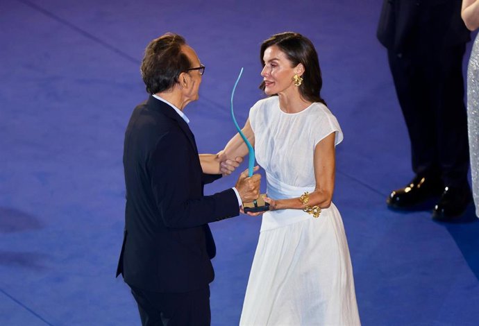 La reina Letizia entrega el premio Master of Cinema al compositor Alberto Iglesias en la gala de clausura de la 15 edición del Atlàntida Film Fest