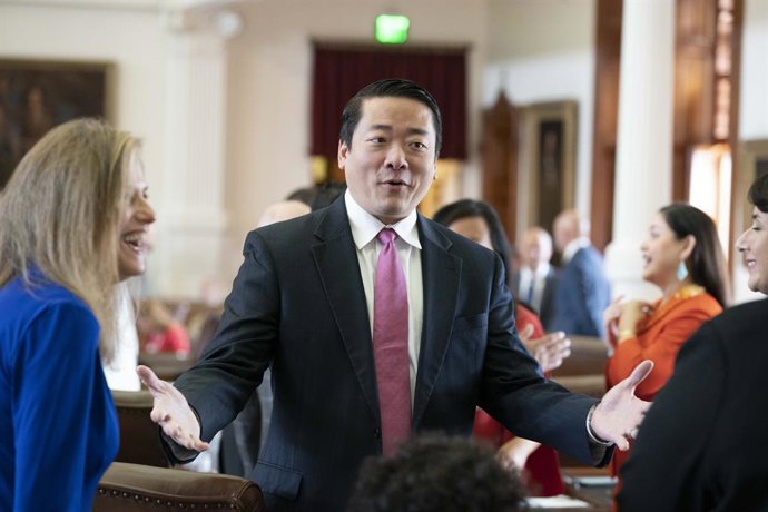 Archivo - May 30, 2021, Austin, TX, United States: State Rep. GENE WU,  Democrat from Houston, exults in successfully helping kill SB 7 the voter integrity bill with a late night walkout on the final full day of the 87th Texas Legislature. At left is Rep.