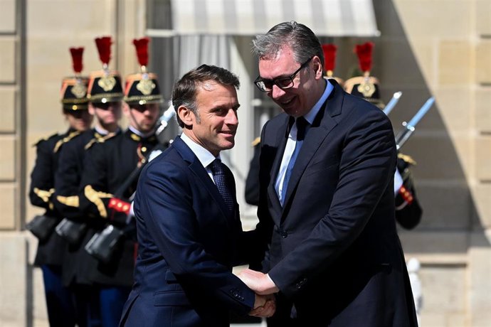 Archivo - El presidente de Francia, Emmanuel Macron, saluda al presidente de Serbia, Aleksandar Vucic, en el Palacio del Elíseo, en París